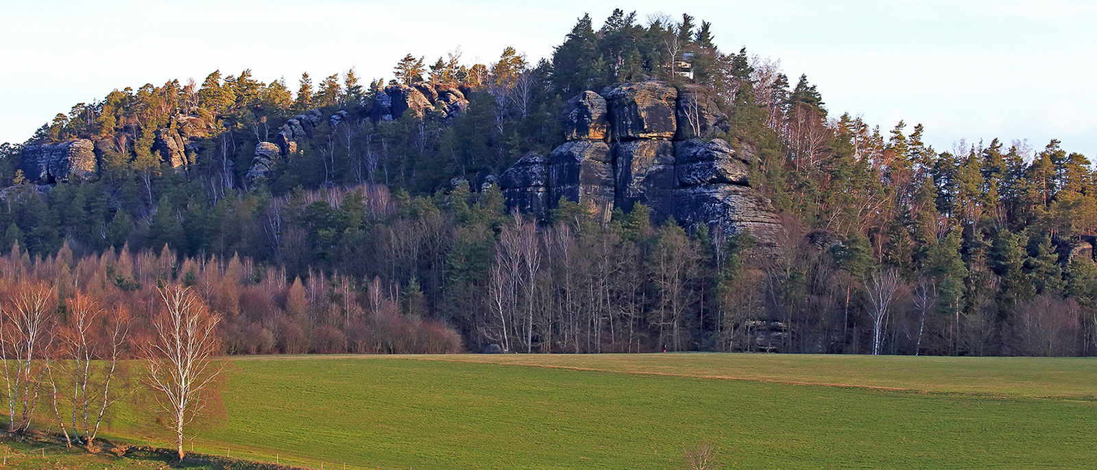 Blick zum Rauenstein wo es vor der Gaststätte  oben bei den Felsen...