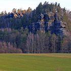 Blick zum Rauenstein wo es vor der Gaststätte  oben bei den Felsen...