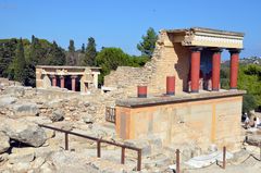 Blick zum restauriertem Fresko des Minotauros in Knossos.