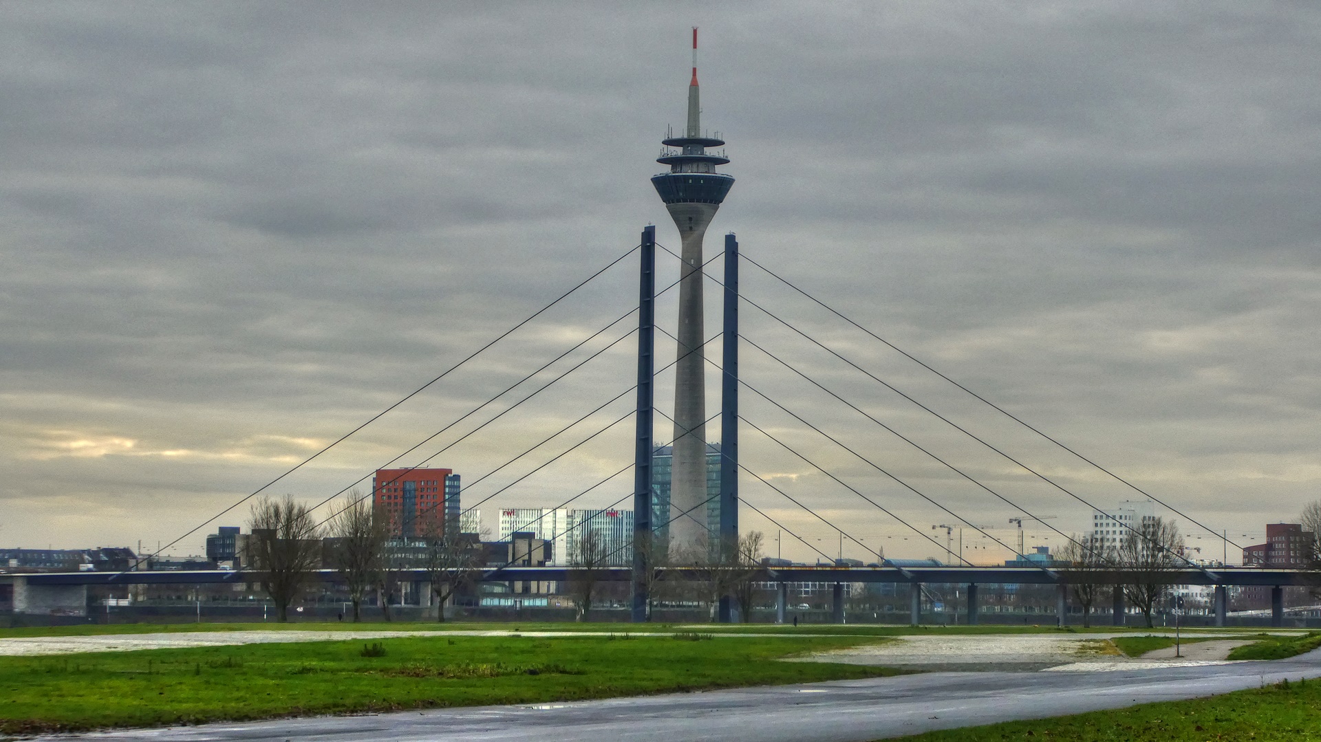 Blick zum Rheinturm und Kniebrücke