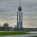 Blick zum Rheinturm und Kniebrücke