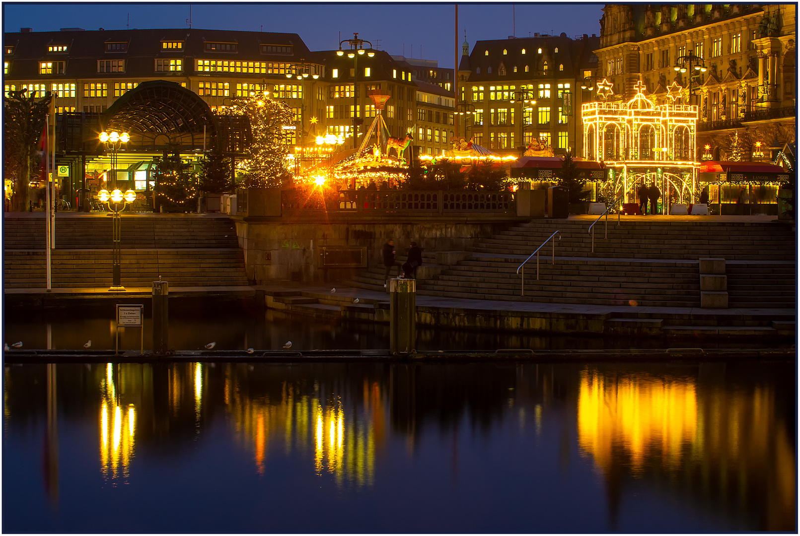 Blick zum Roncalli-Weihnachtsmarkt ...