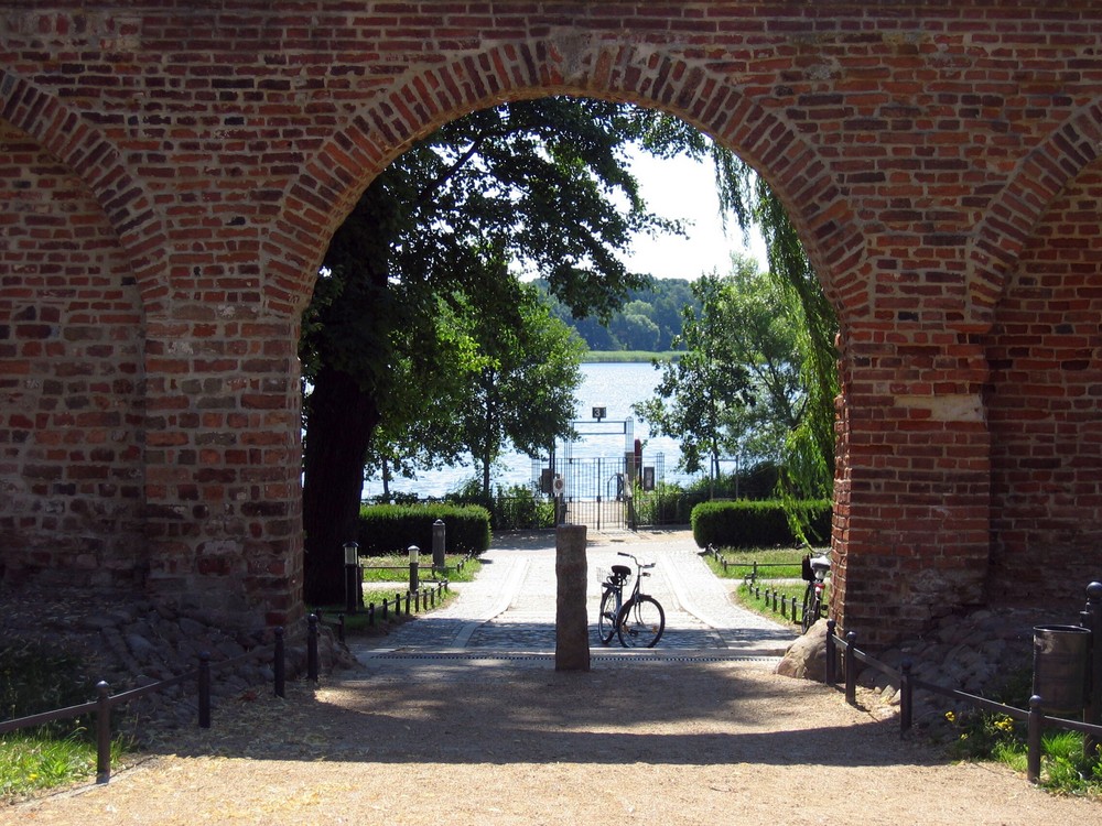 Blick zum  Ruppiner See durch die Stadtmauer