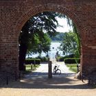 Blick zum  Ruppiner See durch die Stadtmauer