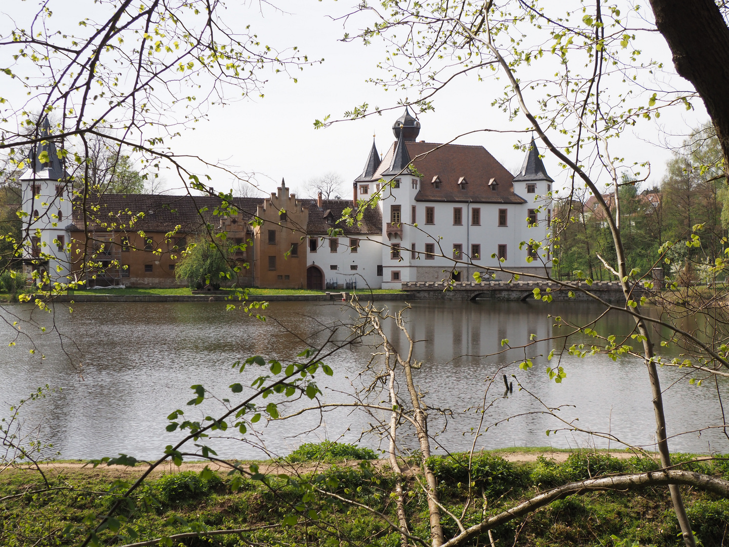 Blick zum Schloß mit Schloßteich/ Wolfersdorf Thür.