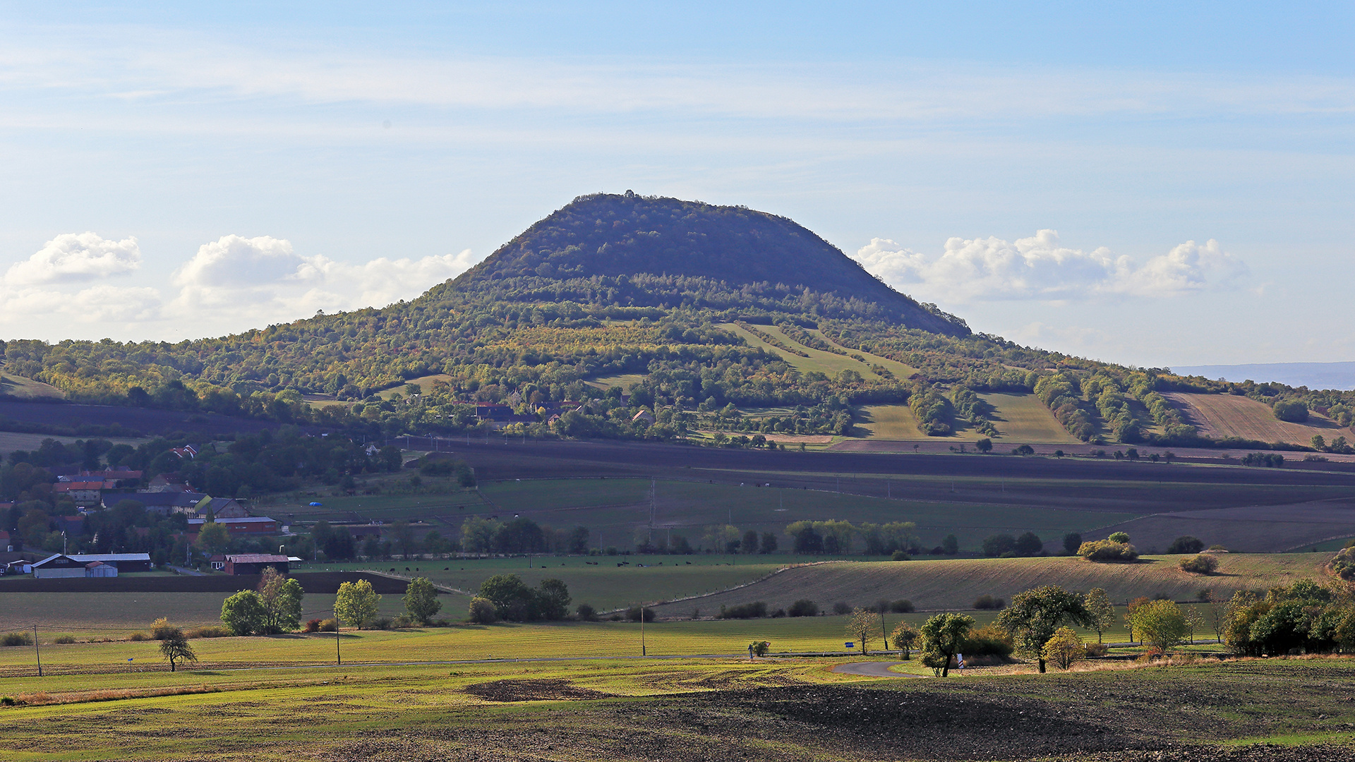 Blick zum südlichen Steppenberg Oblik im Böhmischen Mittelgebirge,...