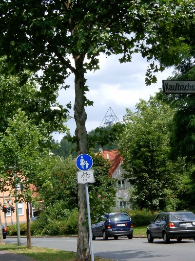 Blick zum Tetraeder hoch