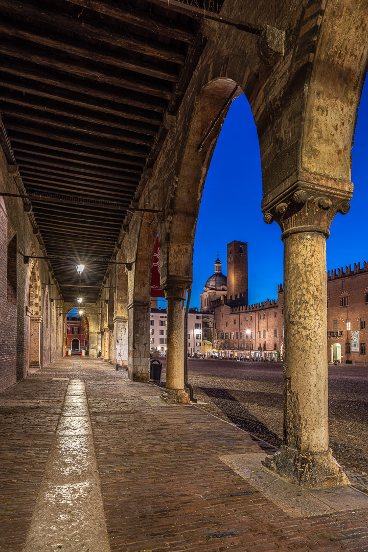 Blick zum Torre della Gabbia