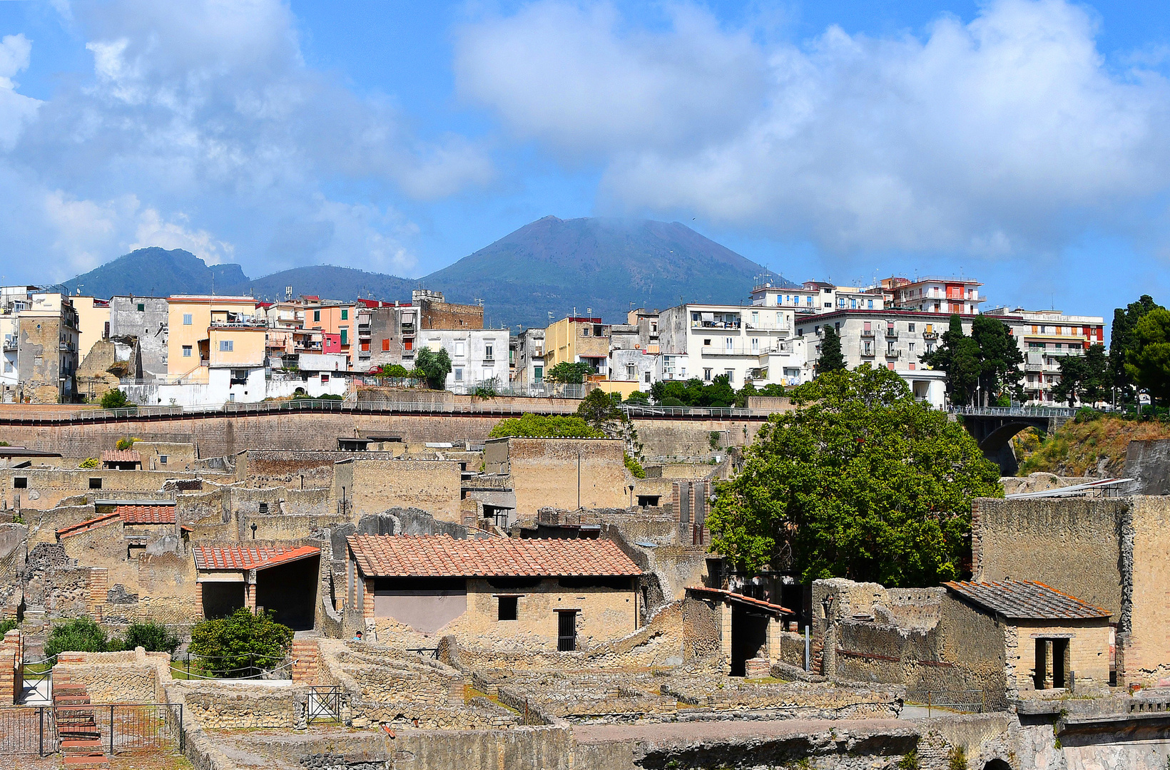 Blick zum Vesuv mit der Ausgrabungsstätte Herculaneum