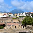 Blick zum Vesuv mit der Ausgrabungsstätte Herculaneum