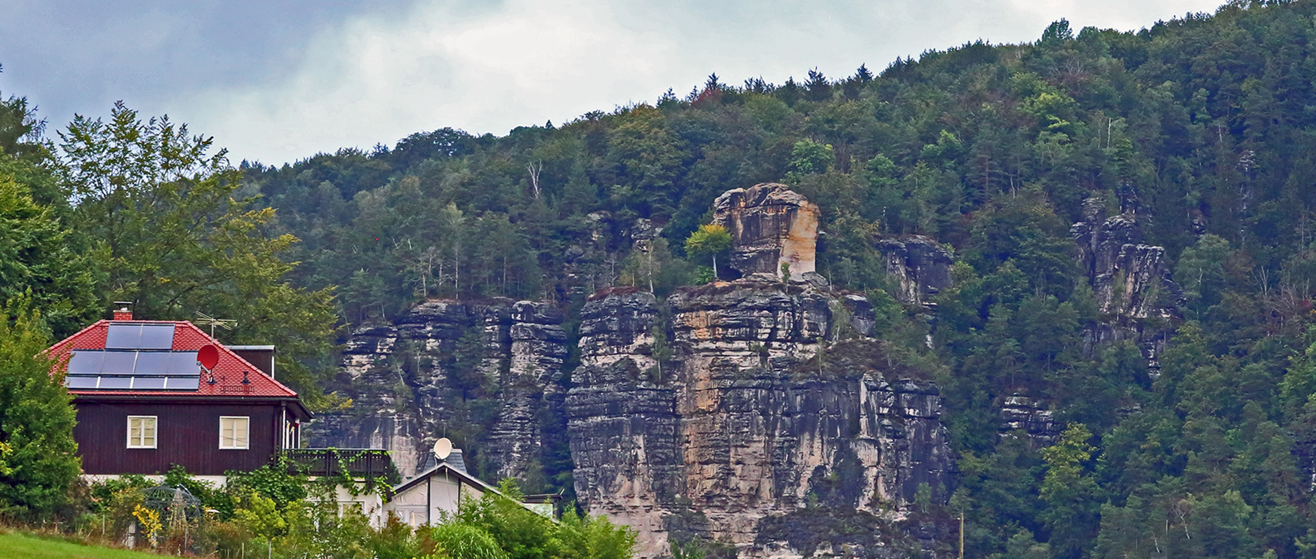 Blick zum Wartturm, dem Ort des Felsabsturzes am 21.06. 2013...