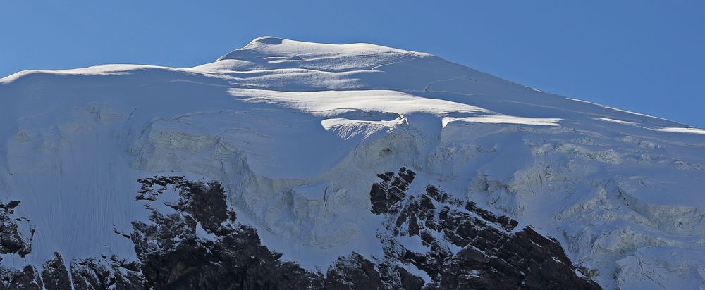 Blick zum Weissmies im Wallis und eine Reihe mit Seilschaften beim "Gipfelansturm"...