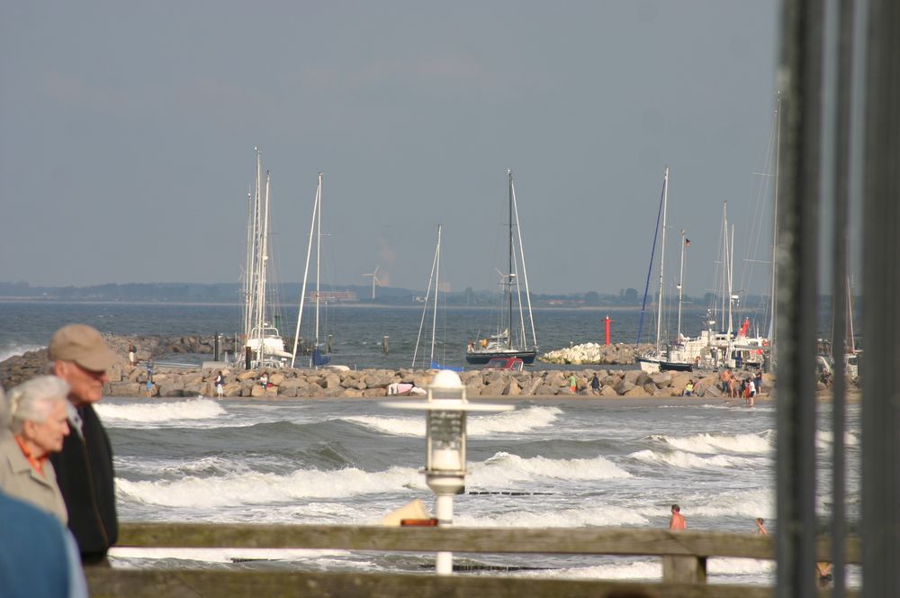 Blick zum Yachthafen bei stürmischer See