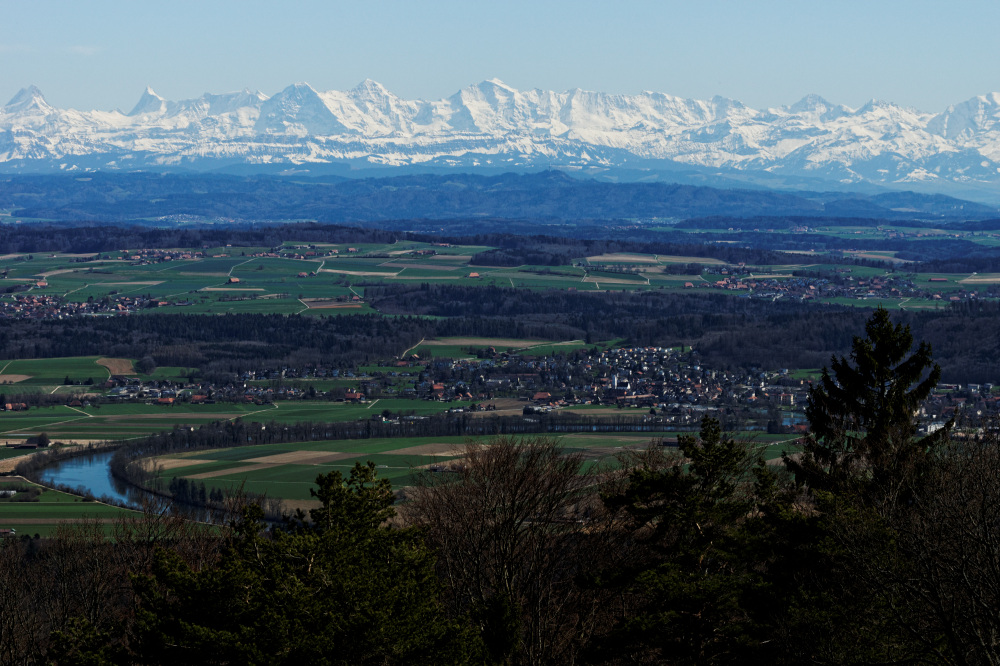 Blick zur Alpenkette am ersten warmen Frühlingstag