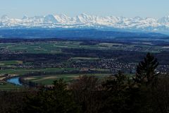Blick zur Alpenkette am ersten warmen Frühlingstag