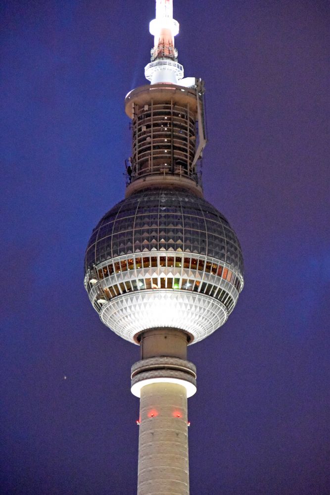 Blick zur Aussichtsplattform des Berliner Fernsehturms