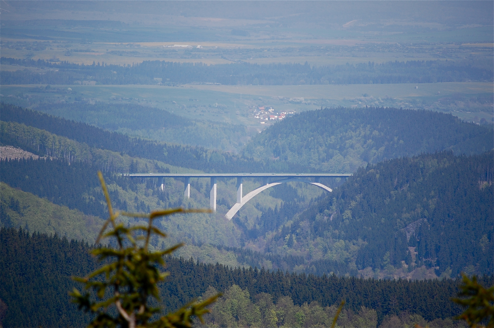 Blick zur Autobahnbrücke über die B 88 bei Geschwenda…