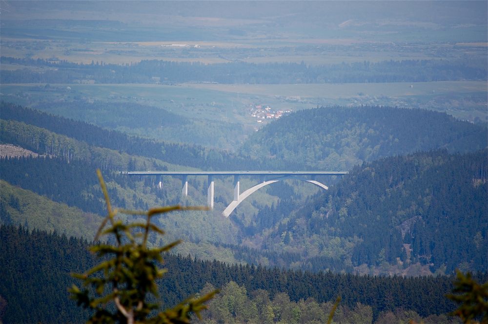 Blick zur Autobahnbrücke über die B 88 bei Geschwenda…