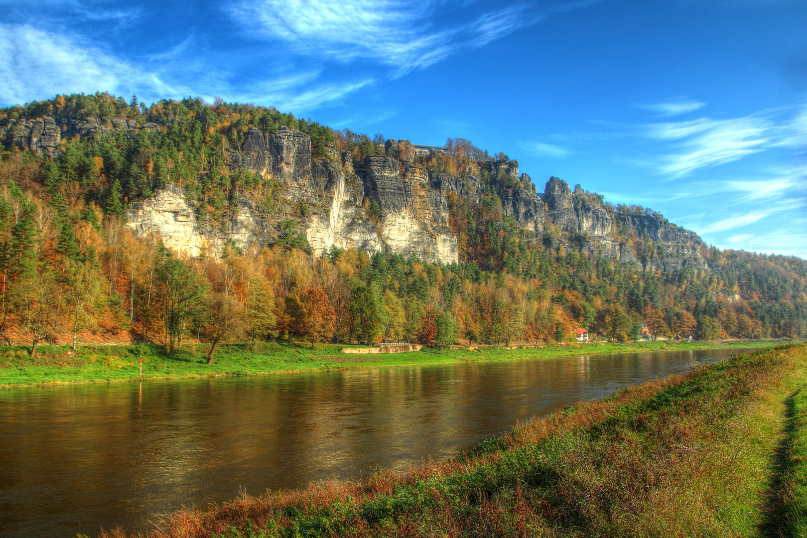 Blick zur Bastei an der Elbe