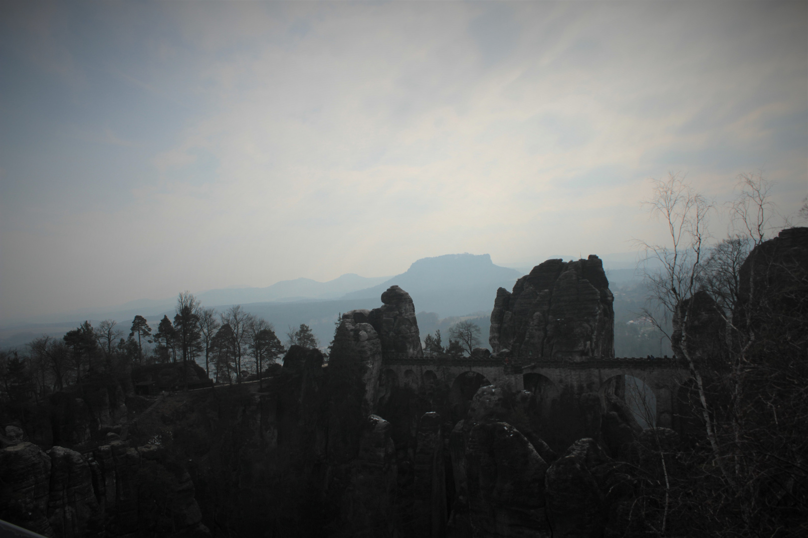 Blick zur Bastei im sächsischen Elbsandsteingebirge