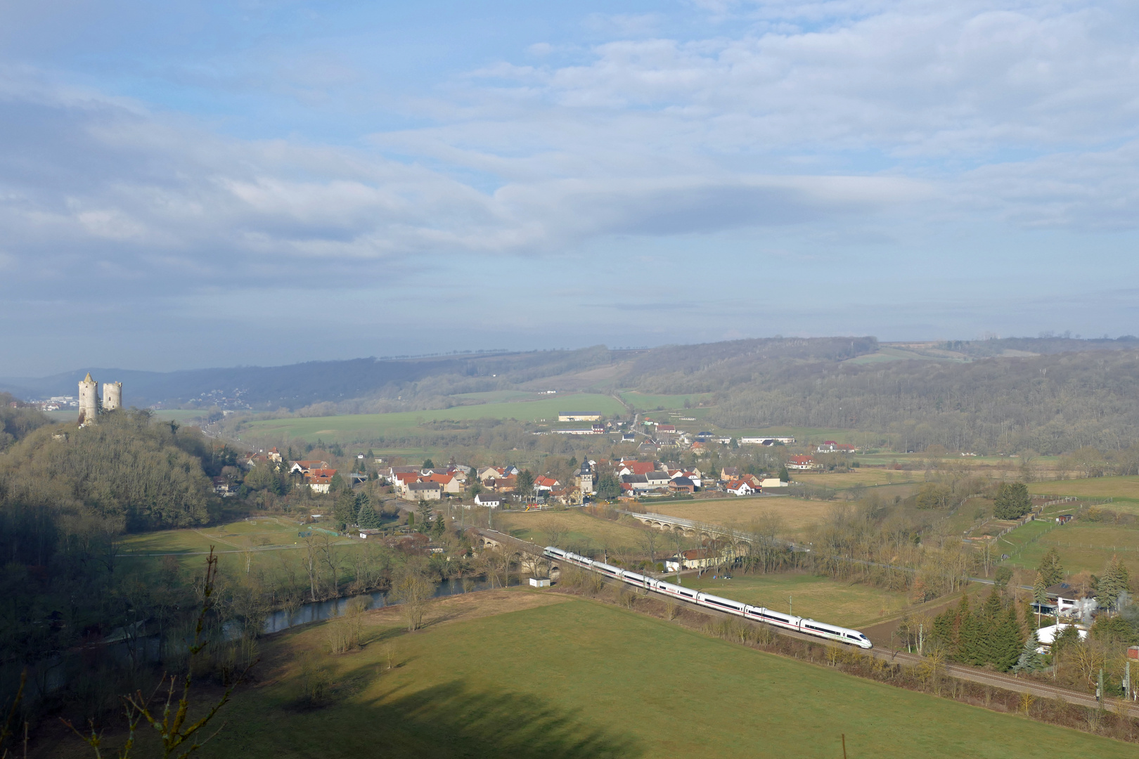Blick zur Burg Saaleck im Saaletal