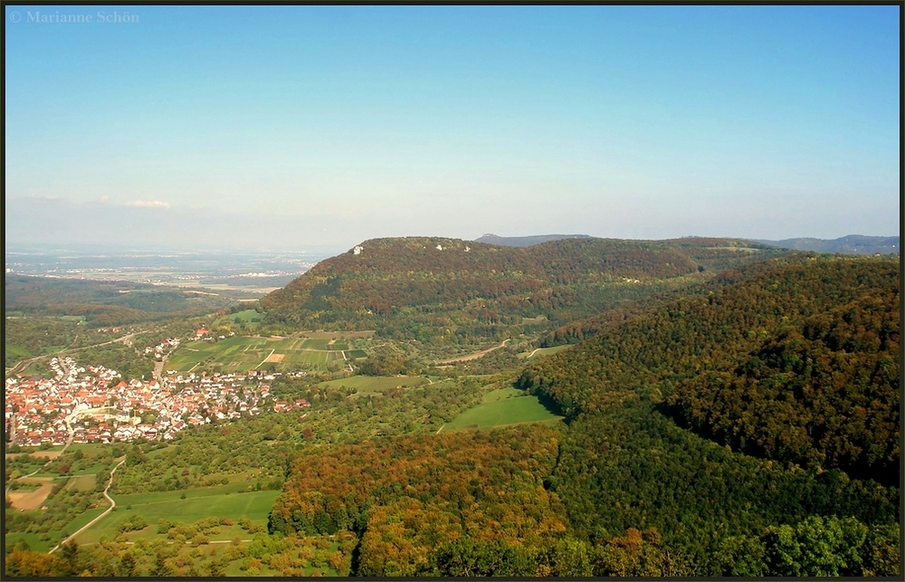 Blick zur Burg Teck in weiter Ferne...