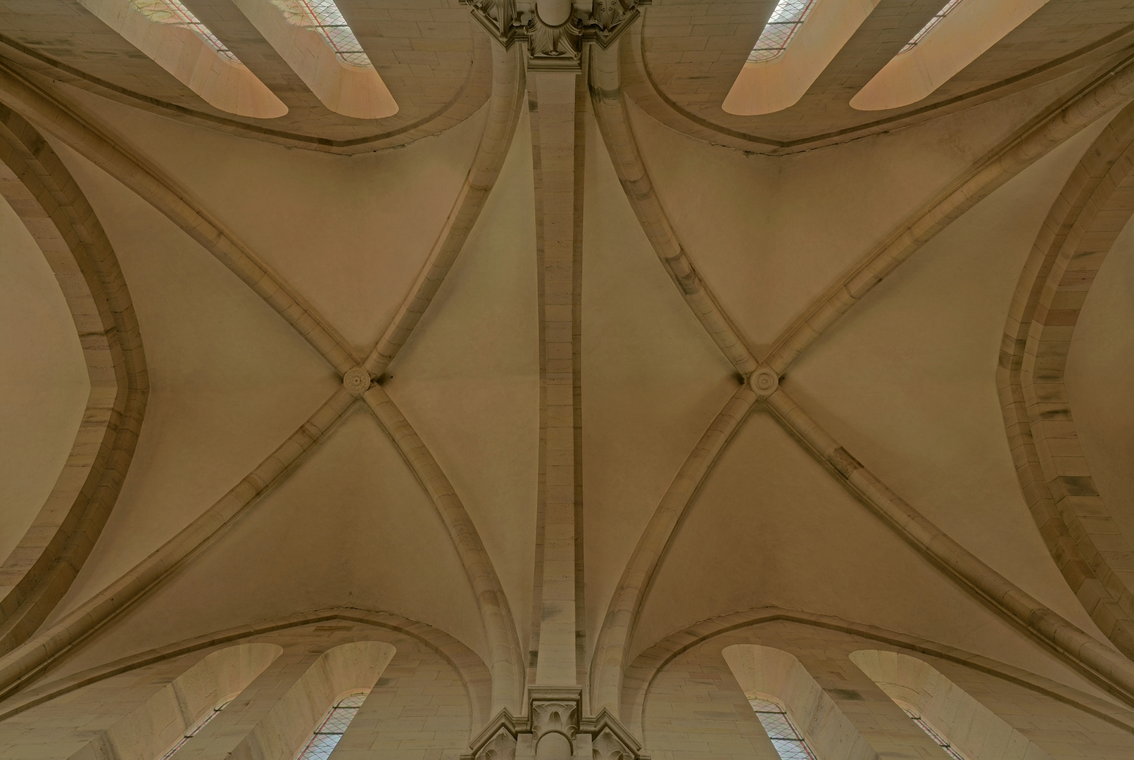 Blick zur Decke in der Zisterzienser-Abteikirche in Otterberg, sie ist eine 