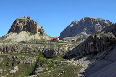 Blick zur Dreizinnenhütte in den Dolomiten in herrlicher Umgebung...