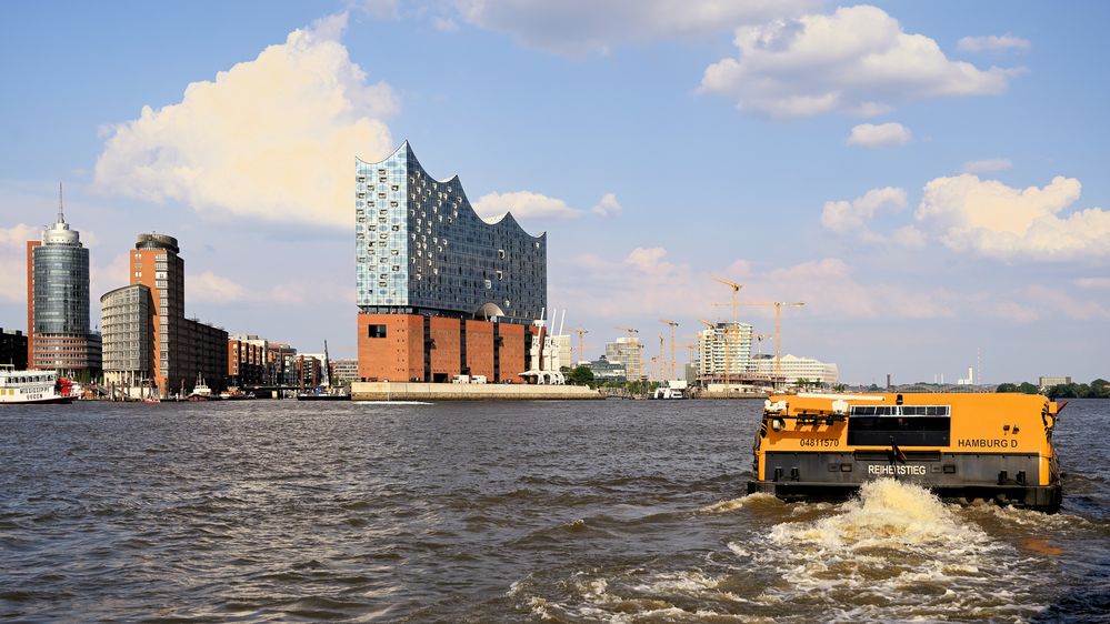 Blick zur Elbphilharmonie und Unilever Haus