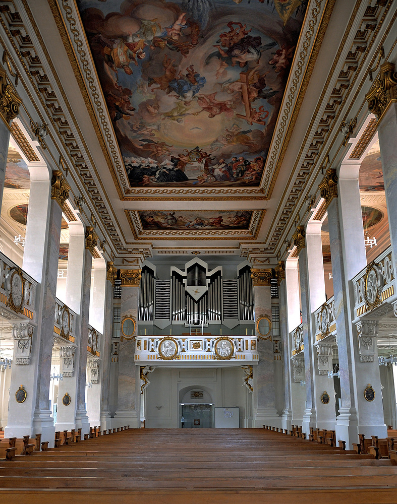 Blick zur Empore mit Orgel - Stiftskirche Bad Saulgau