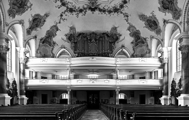 Blick zur Empore und Orgel....