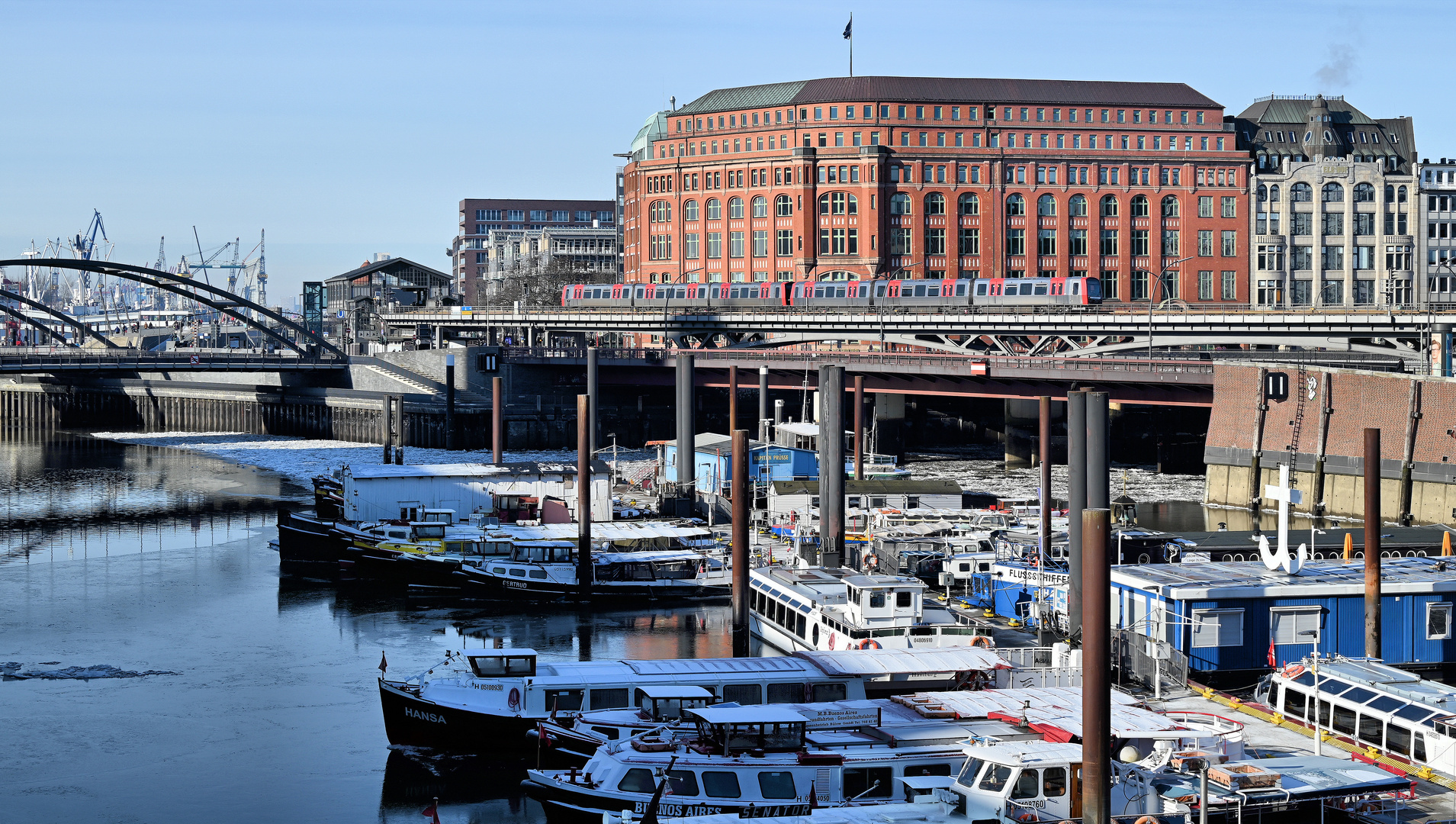 Blick zur  Flussschiffer Kirche am Binnenhafen