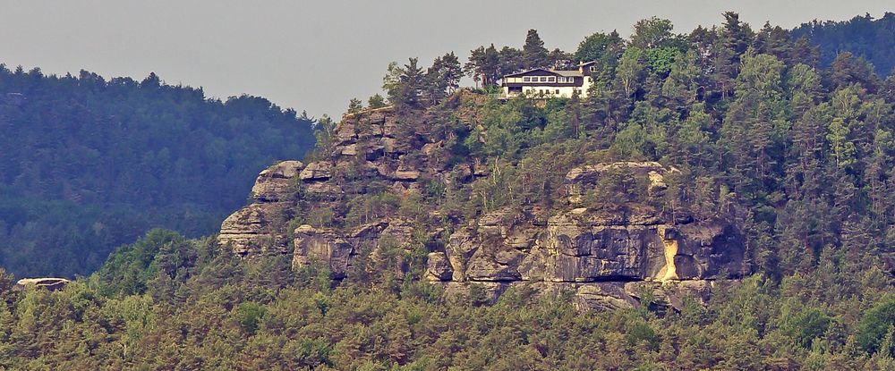 Blick zur Gaststätte auf dem Rauenstein und den Felsen weiter links...