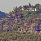 Blick zur Gaststätte auf dem Rauenstein und den Felsen weiter links...