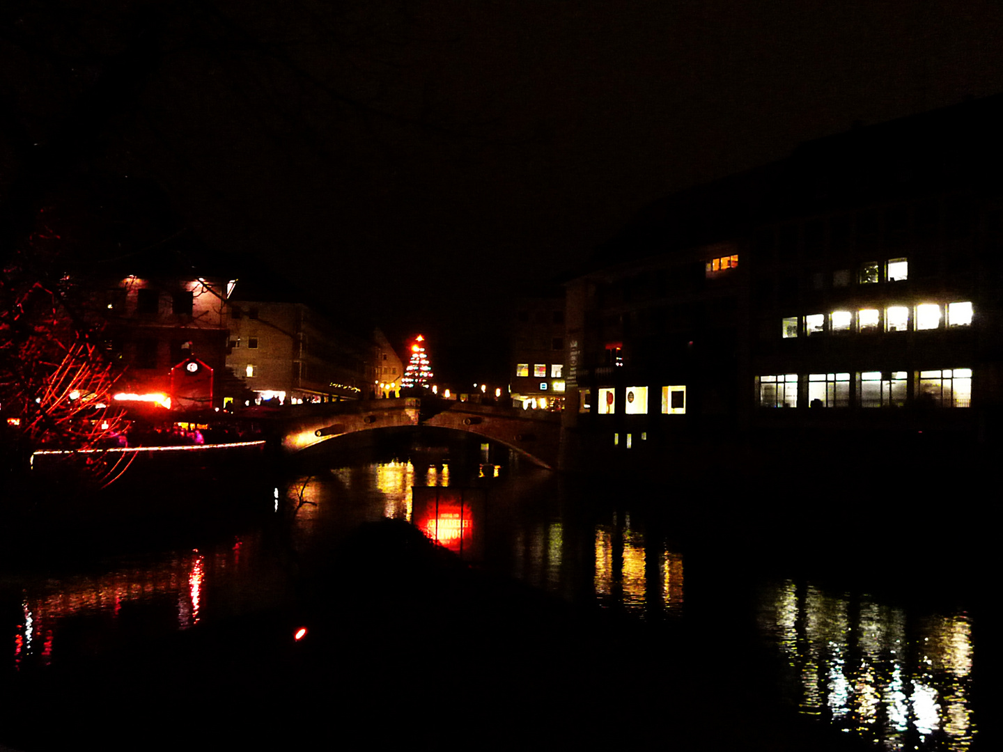 Blick zur geschmückten Fleischbrücke