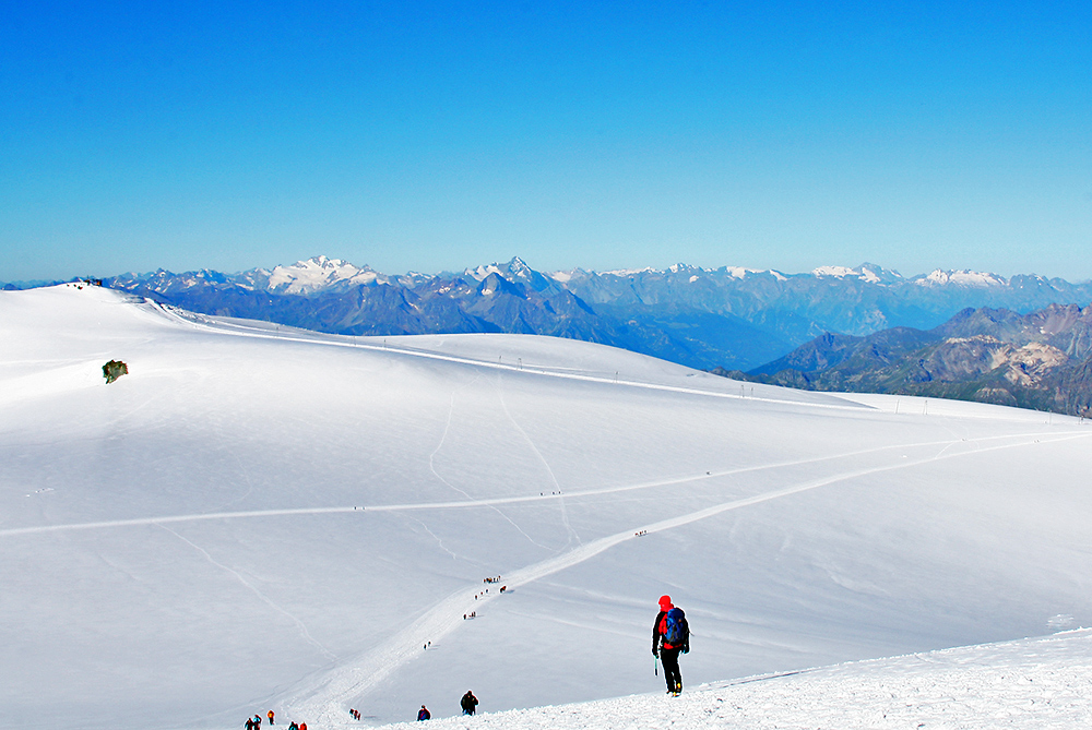 Blick zur Gobba die Rollin und zum Monarchen  ( Mont Blanc) in der Ferne