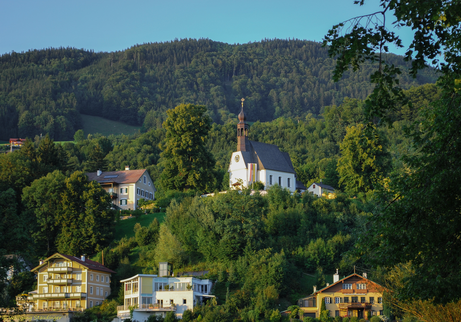 Blick zur Hilfbergkirche in Mondsee