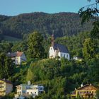 Blick zur Hilfbergkirche in Mondsee