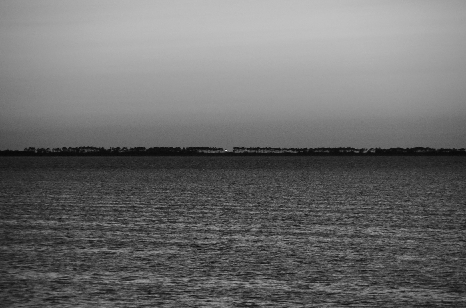 blick-zur-insel-hiddensee- Das Leuchtfeuer