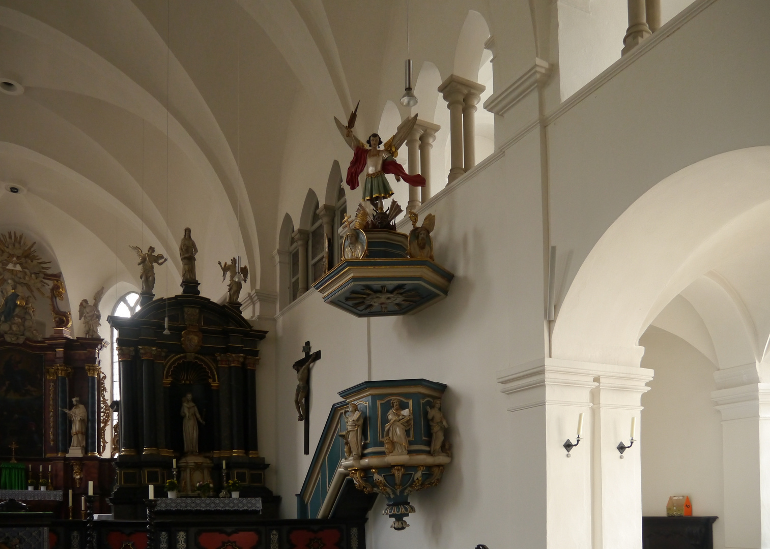 Blick zur Kanzel in der alten Wallfahrtskirche zu Newiges.