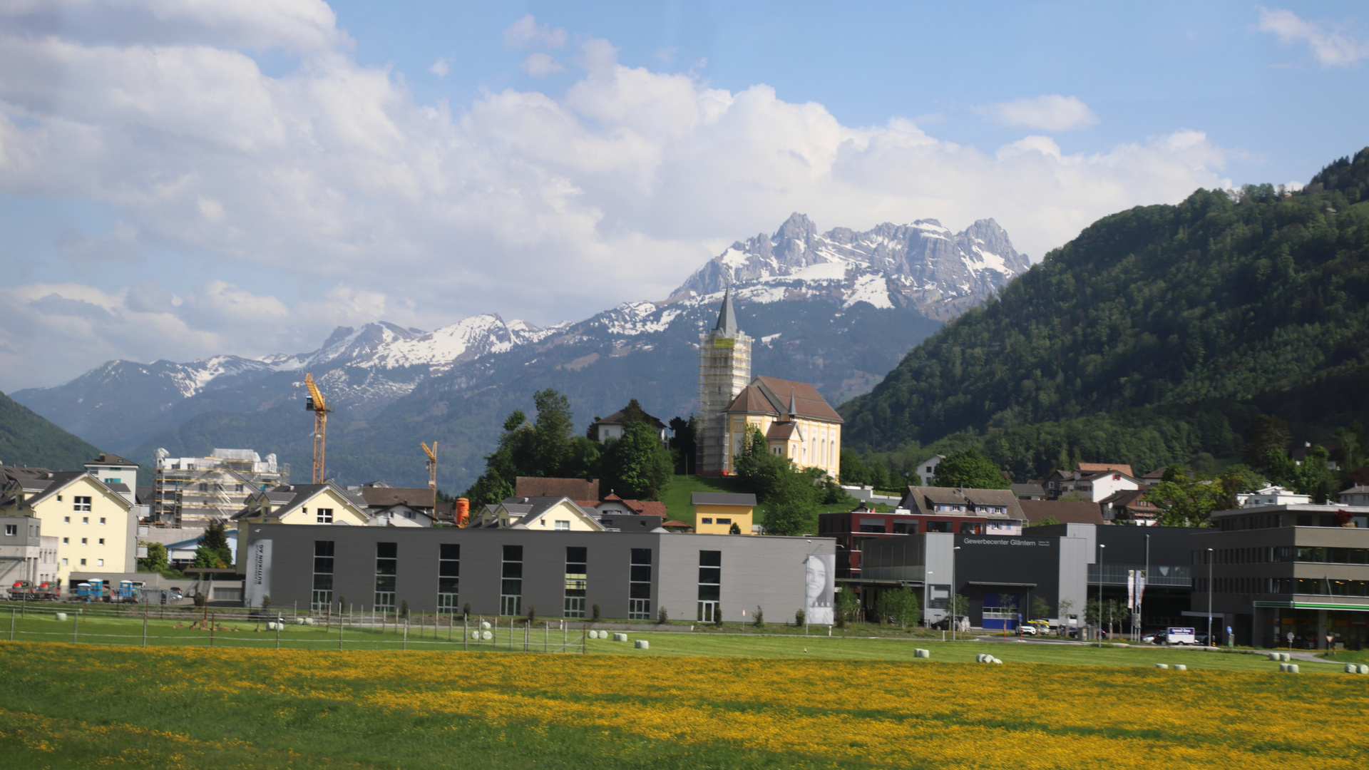 Blick zur katholischen Kirche St.Laurentius in Reichenburg