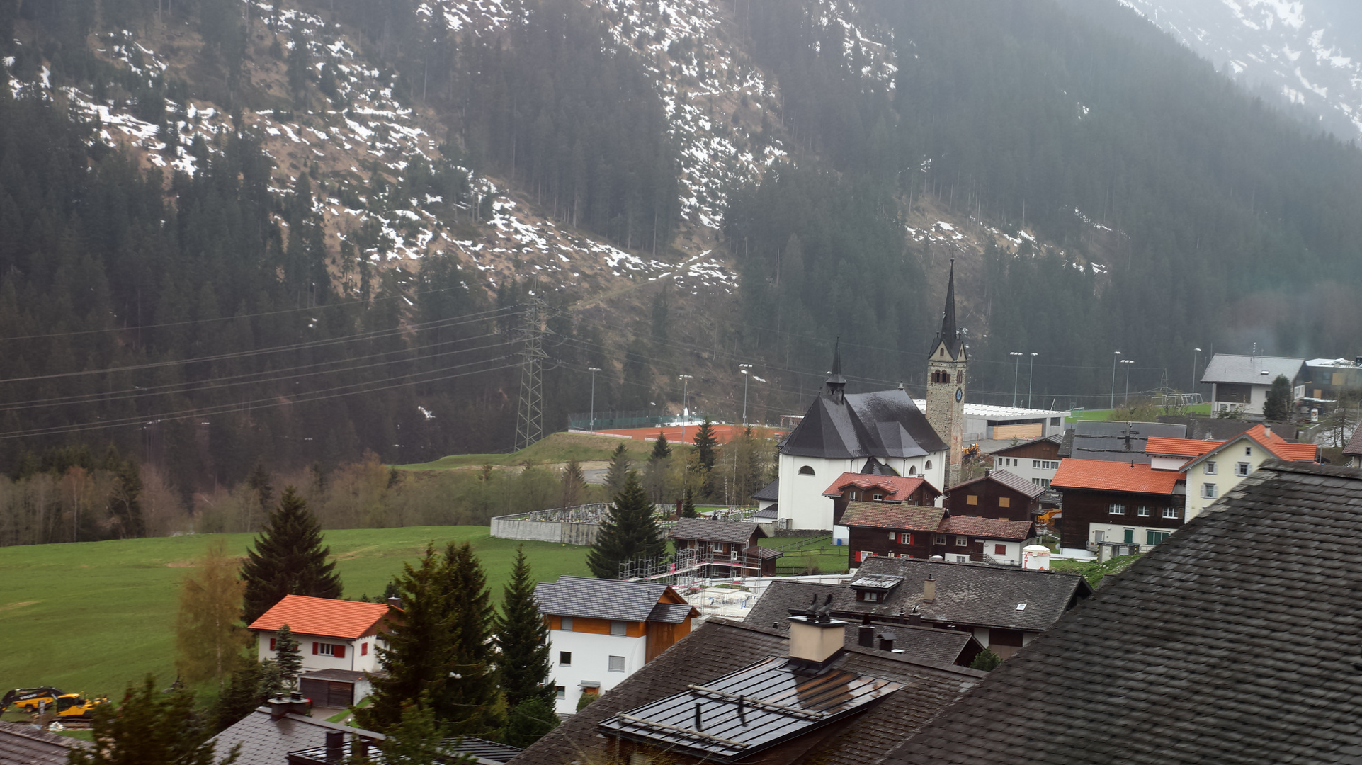 Blick zur Kirche Sogn Vigeli in Sedrun