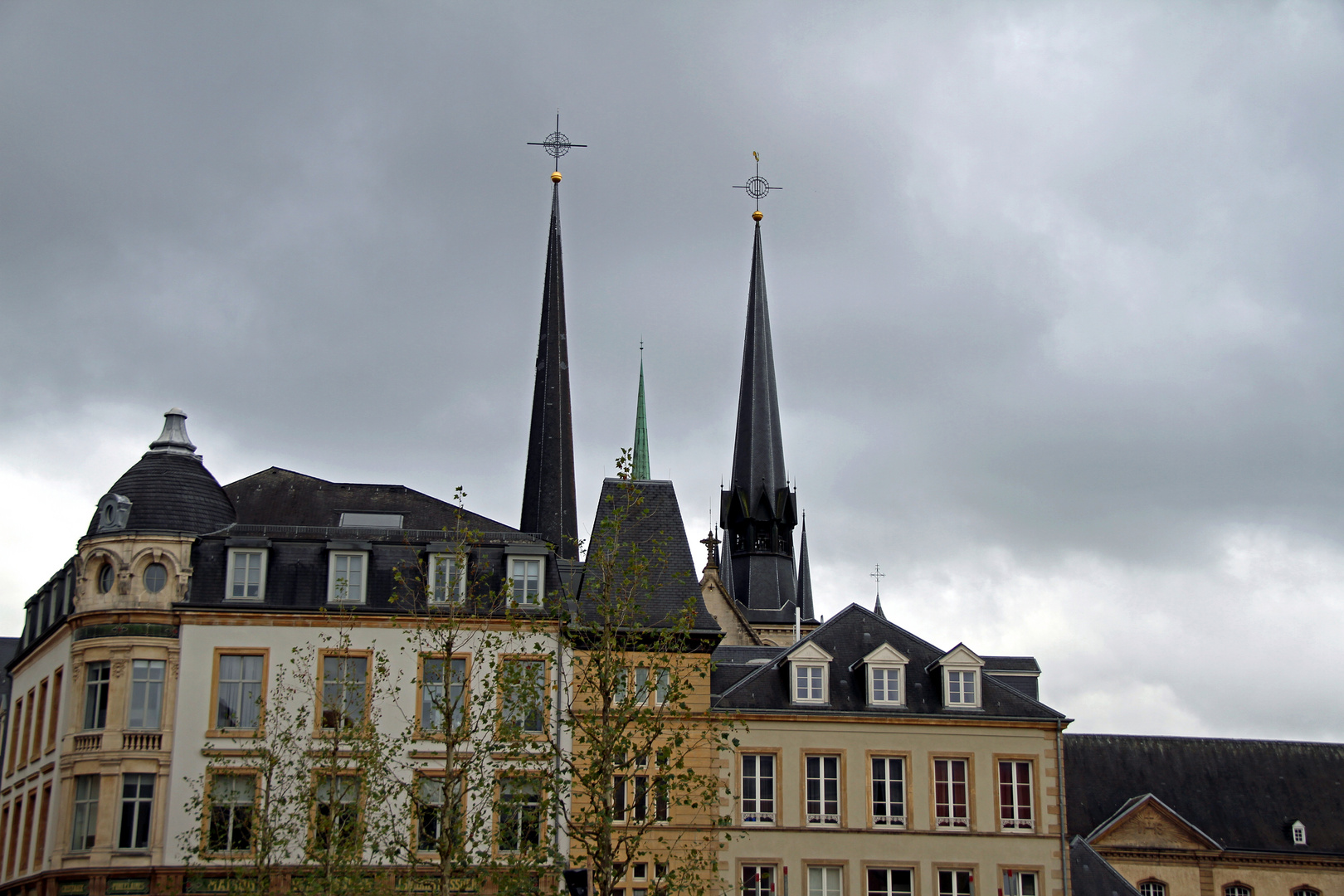 Blick zur Kirchturmspitze in Luxemburg