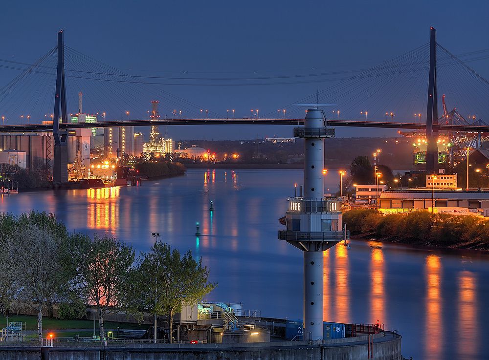 -- Blick zur Köhlbrandbrücke --