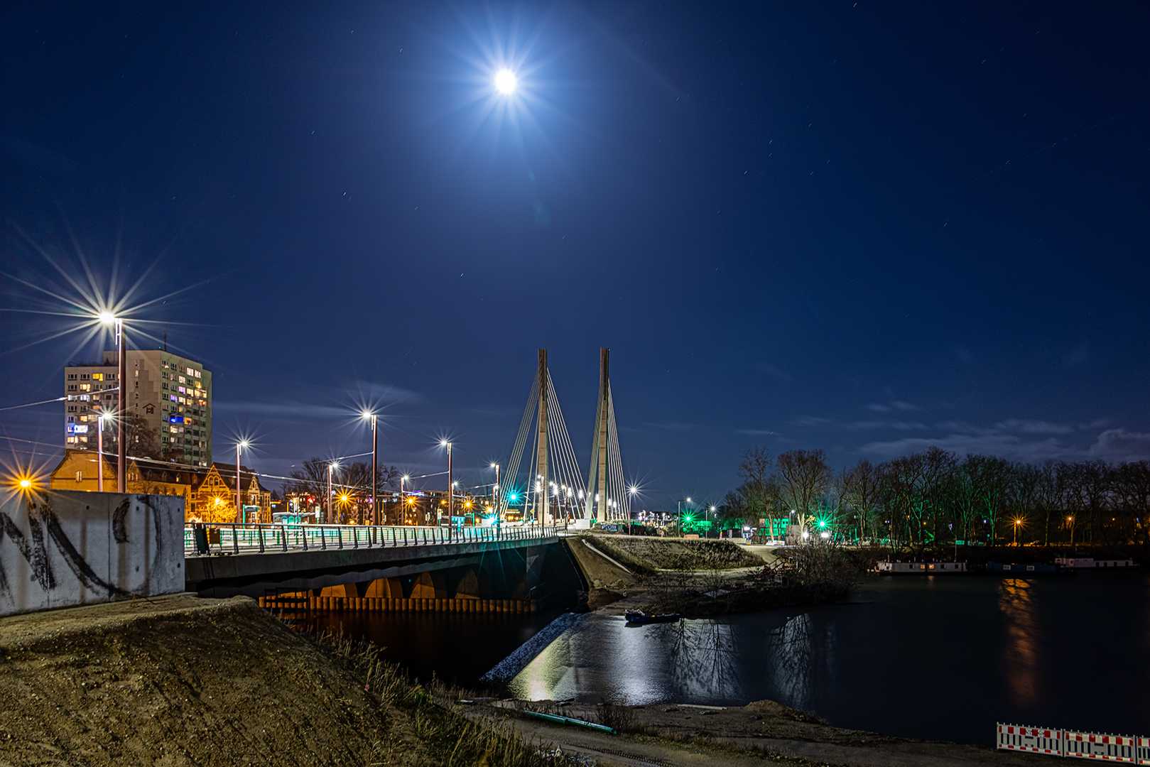 Blick zur Königin-Editha-Brücke...