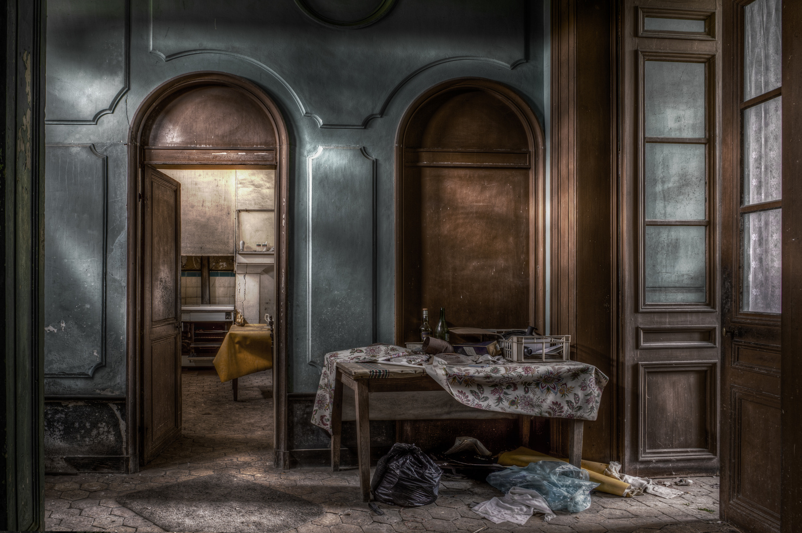 Blick zur Küche Foto & Bild | architektur, lost places, marodes Bilder