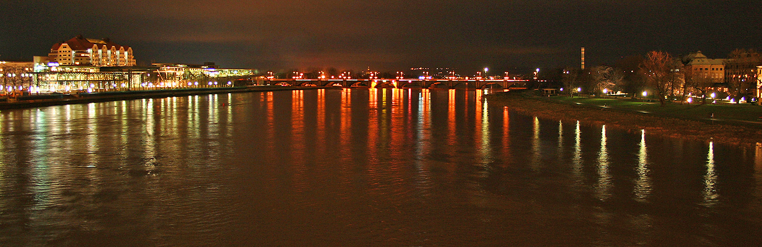 Blick zur Marienbrücke bei Hochwasserwarnstufe 1 der Elbe mit 4,42 Meter Pegel am 05.12.