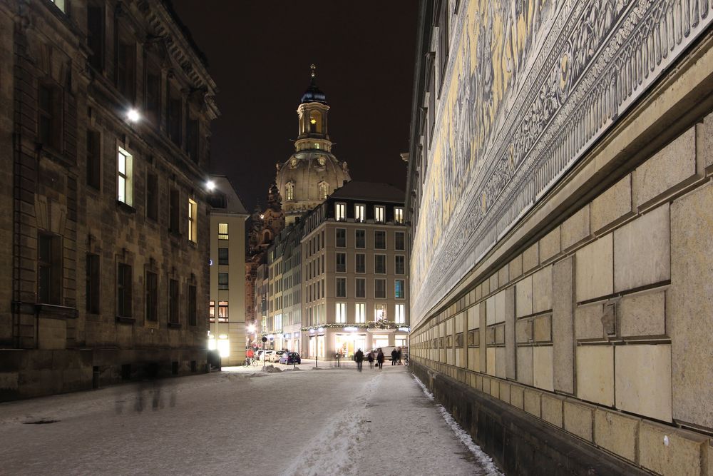 Blick zur nächtlichen Frauenkirche