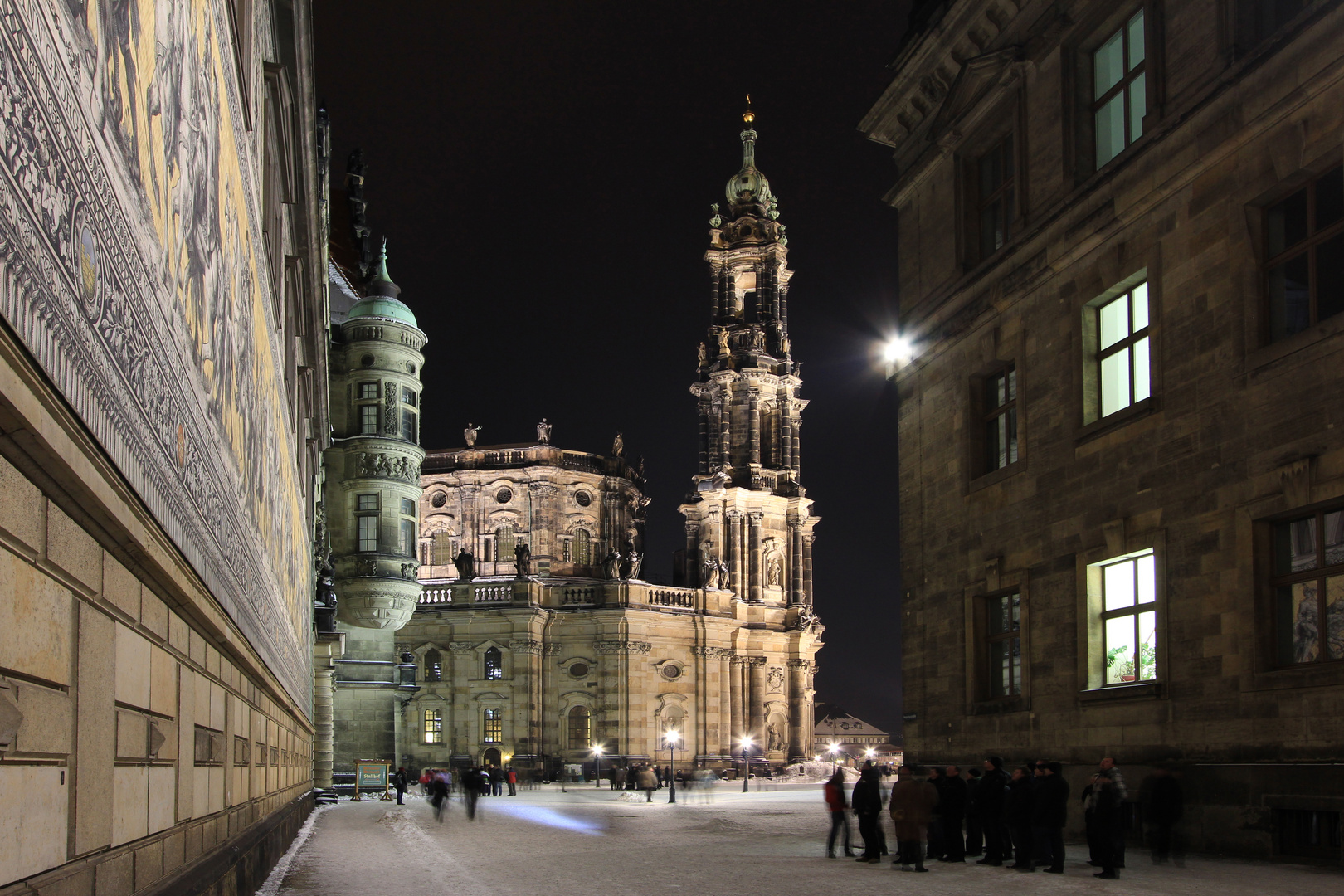 Blick zur nächtlichen Hofkirche