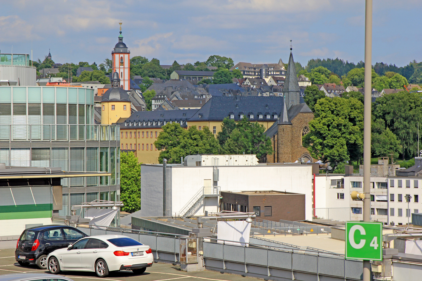 Blick zur Oberstadt von Siegen (aufgenommen vom obersten Parkdeck der City-Galerie) 1